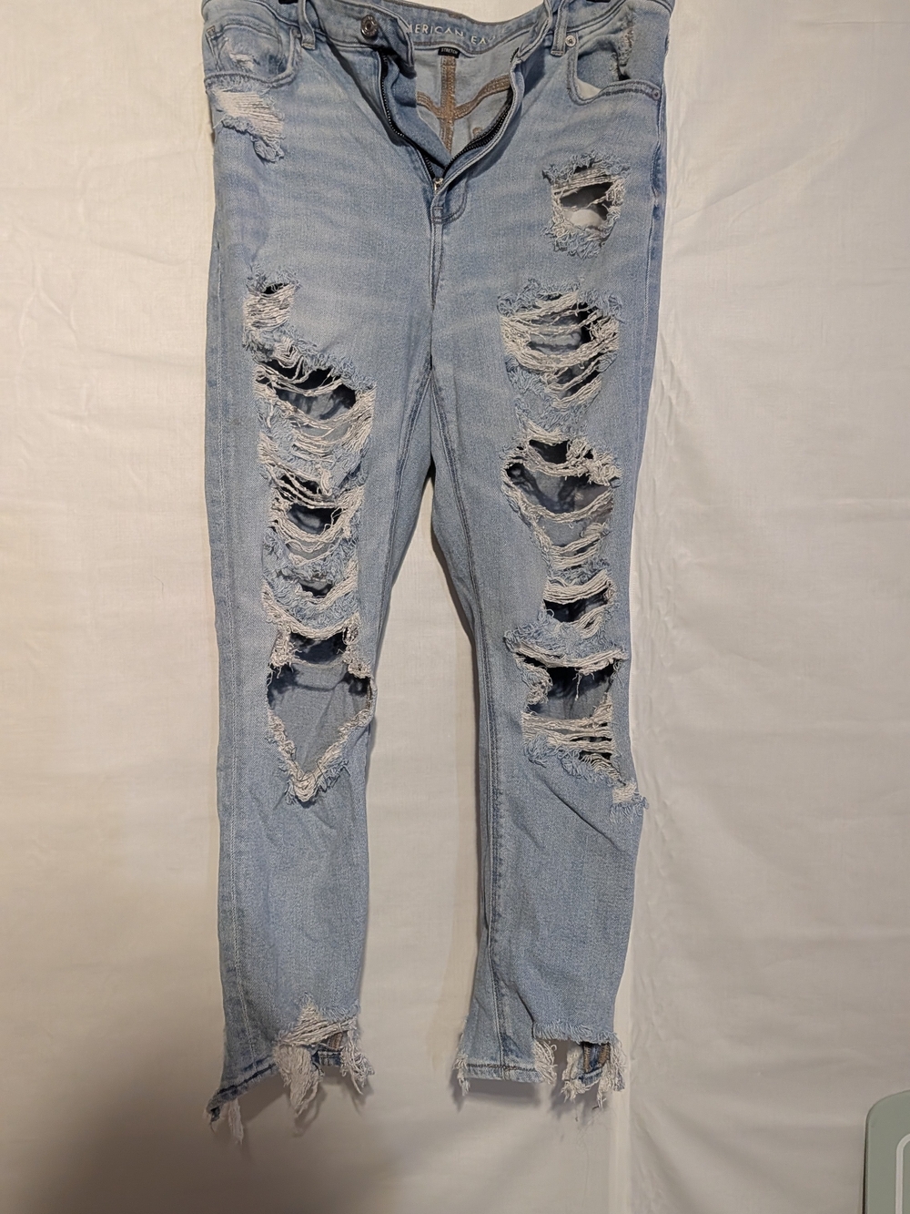 Light Wash Distressed Women’s Jeans - American Eagle Outfitters